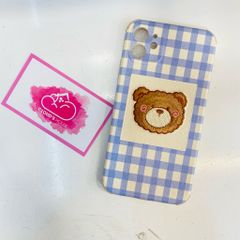 Case Ốp điện thoại iPhone Gấu thêu nổi nhám da nền caro xanh