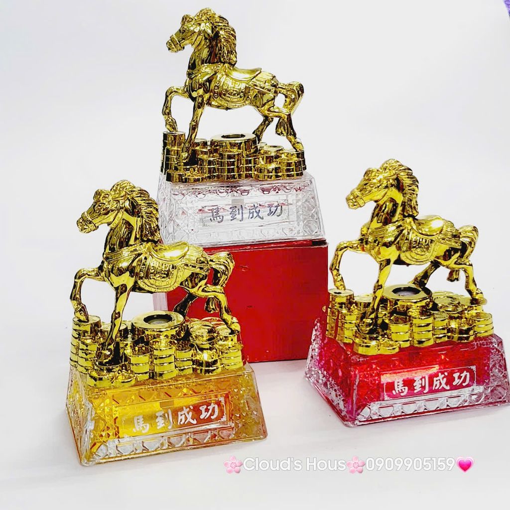Tượng Ngựa Phong Thủy Mạ Vàng Trên Thỏi Vàng