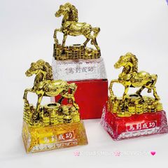 Tượng Ngựa Phong Thủy Mạ Vàng Trên Thỏi Vàng