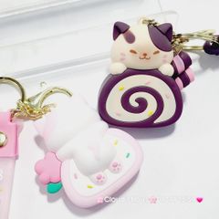Móc Khóa Mèo Ôm Bánh Mochi Yummy