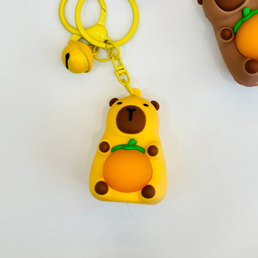 Móc Khóa Chuột Capybara Ôm Cam Có Đèn