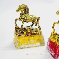 Tượng Ngựa Phong Thủy Mạ Vàng Trên Thỏi Vàng