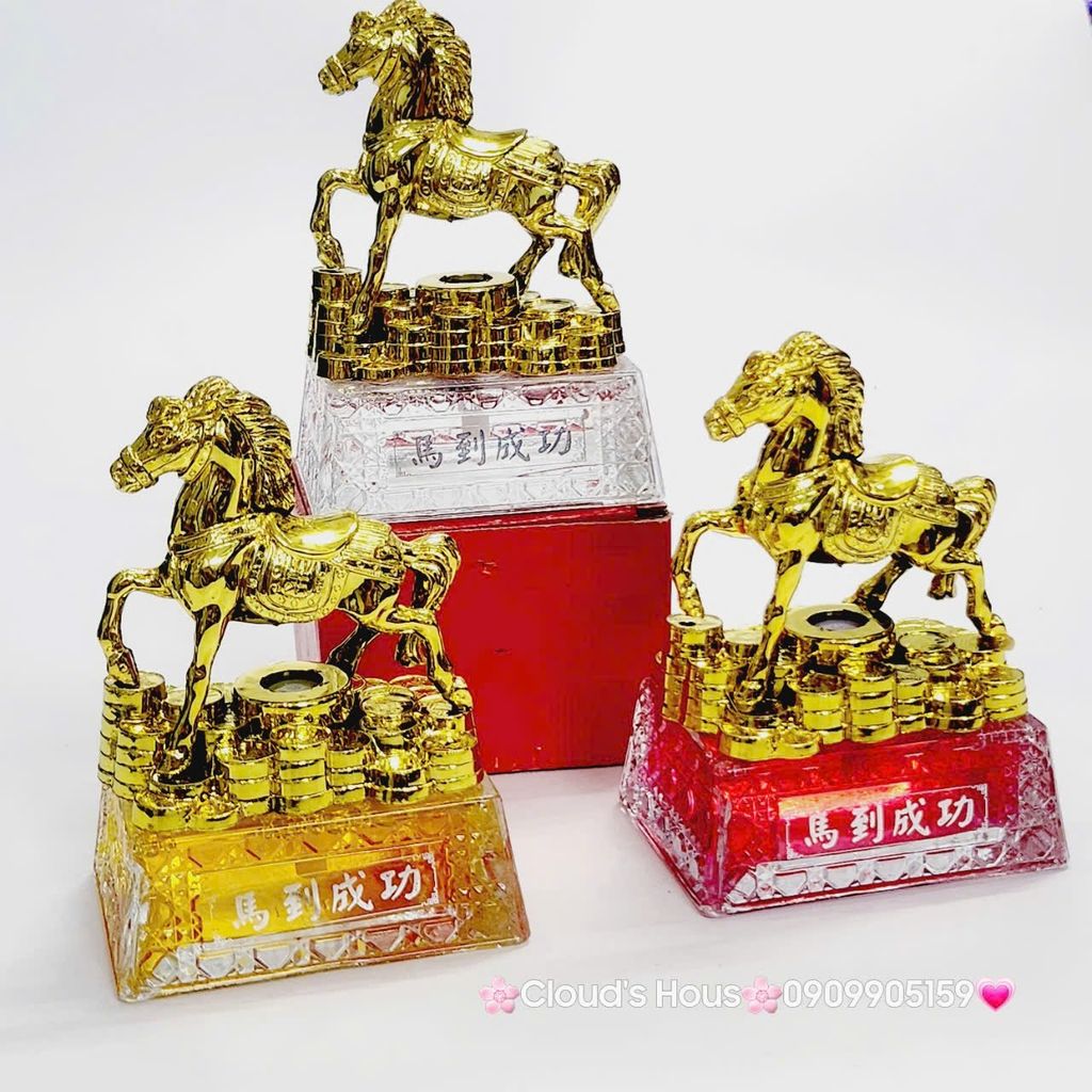 Tượng Ngựa Phong Thủy Mạ Vàng Trên Thỏi Vàng