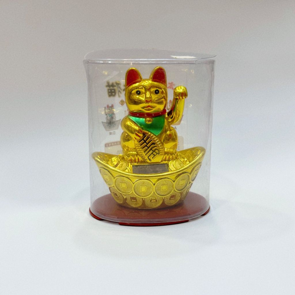 Mèo Thần Tài nhựa đen thỏi vàng (năng lượng mặt trời)