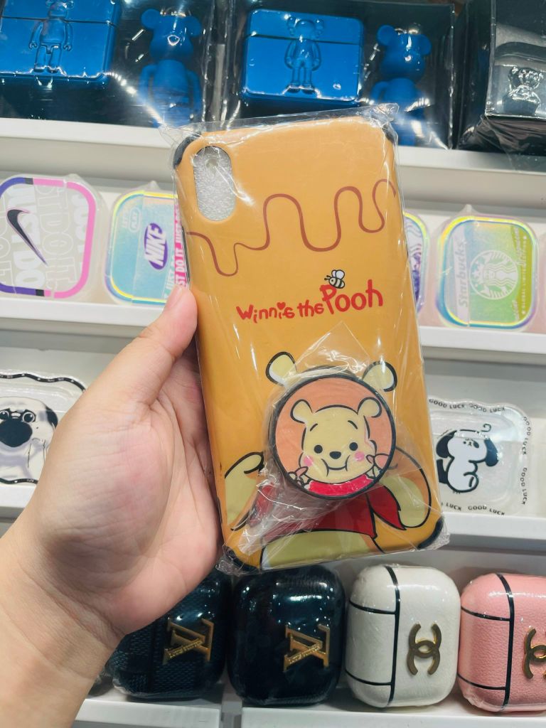 CASE IPHONE GẤU POOH Say Hi Nhám Viền Dẻo ( kèm Popsocket)