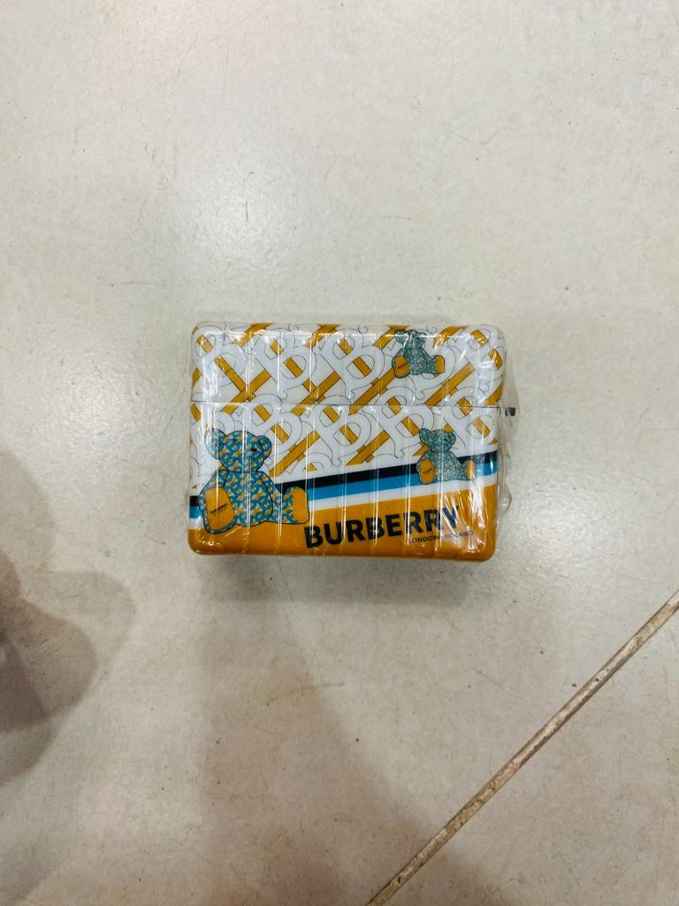 COVER AIRPOD GẤU BURBERRY form vuông vali
