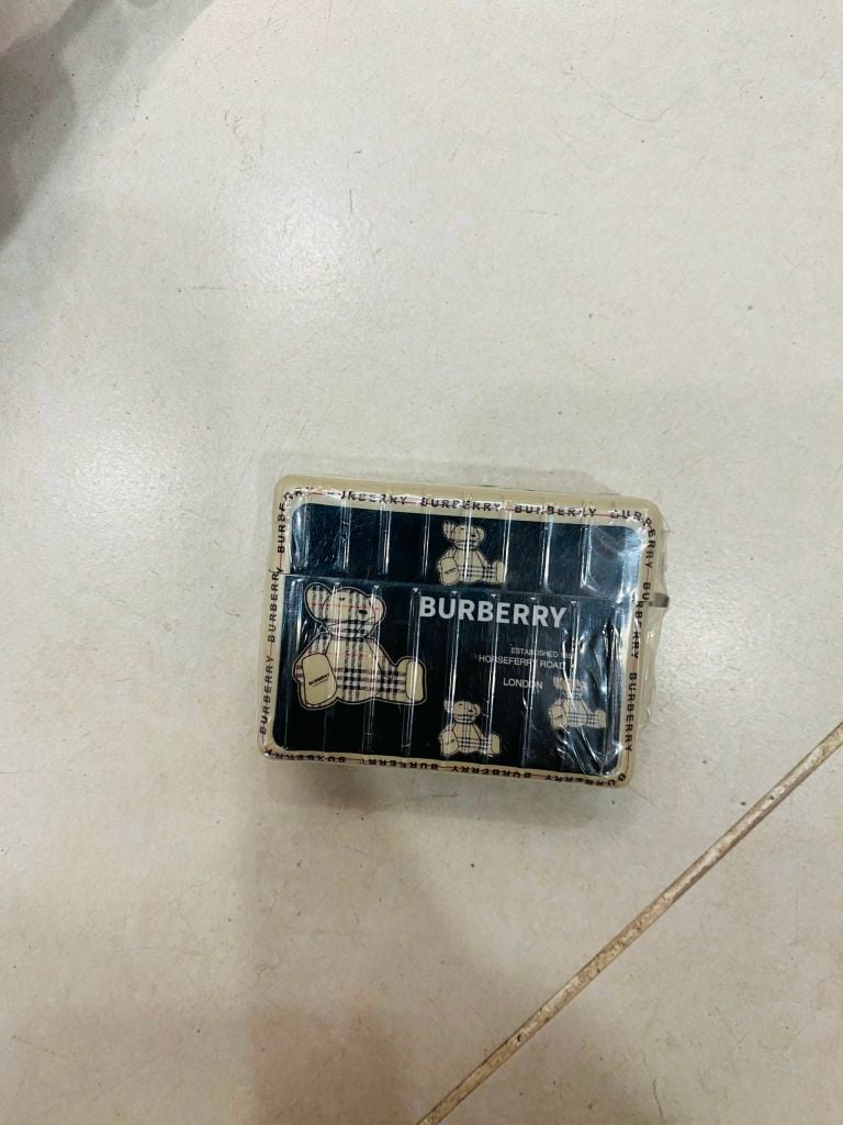 COVER AIRPOD GẤU BURBERRY form vuông vali