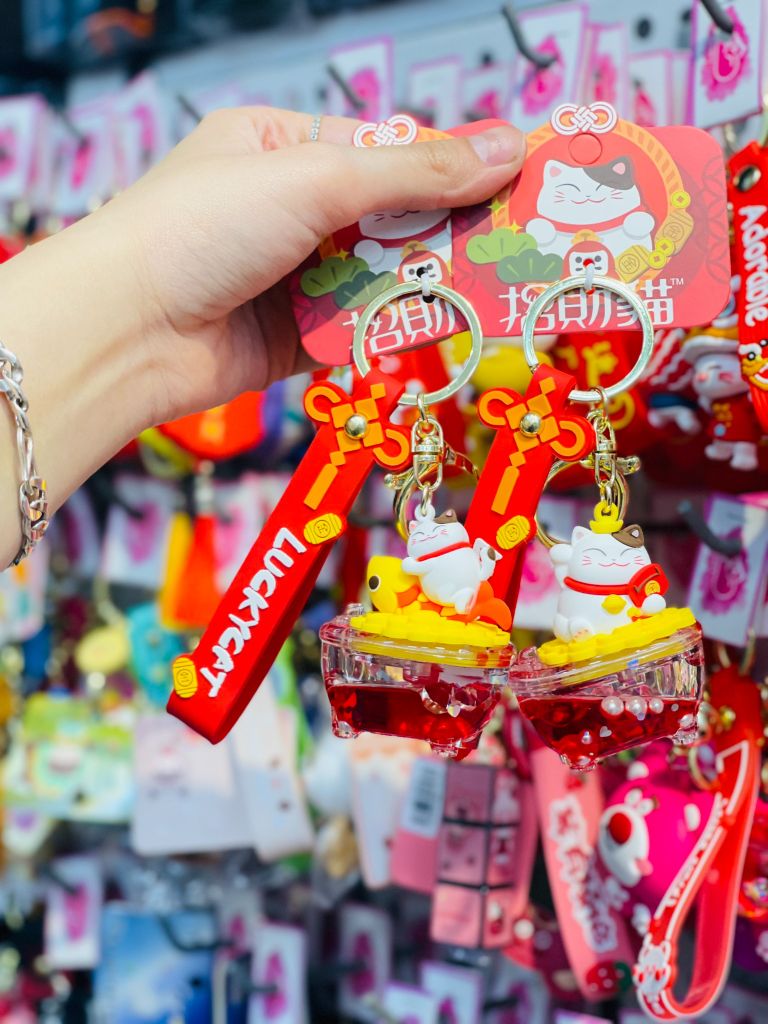 MÓC KHÓA MÈO ĐỎ THẦN TÀI - TÀI LỘC Bling Bling - TẾT
