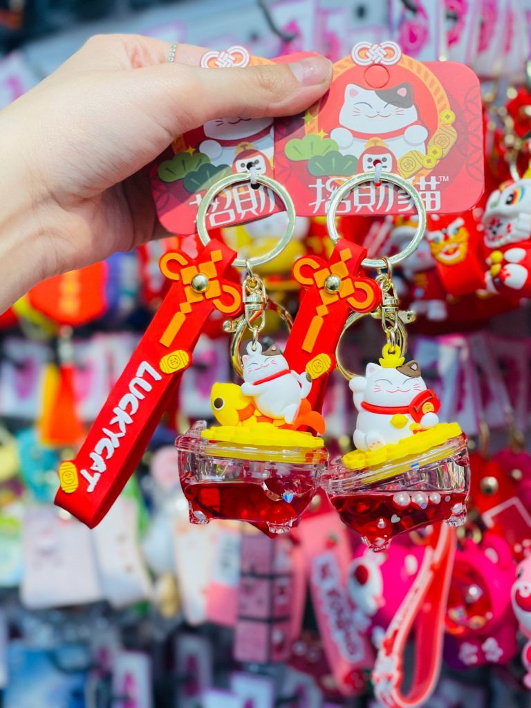 MÓC KHÓA MÈO ĐỎ THẦN TÀI - TÀI LỘC Bling Bling - TẾT