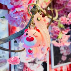 MÓC KHÓA GẤU DÂU LOTSO Đầu To Cute Đáng Yêu (CẦM GẬY)