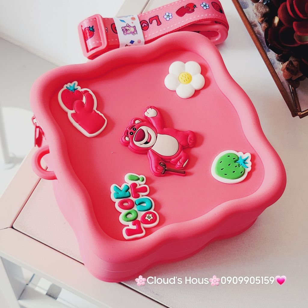 TÚI ĐEO CHÉO Silicone Gấu Dâu Lotso Form Vuông Chính hãng