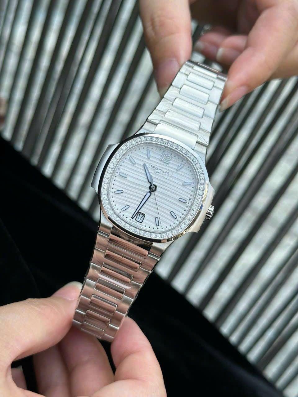 Đồng Hồ Patek Philippe Nautilus PP7118 Bạc Mặt Trắng Viền Đá