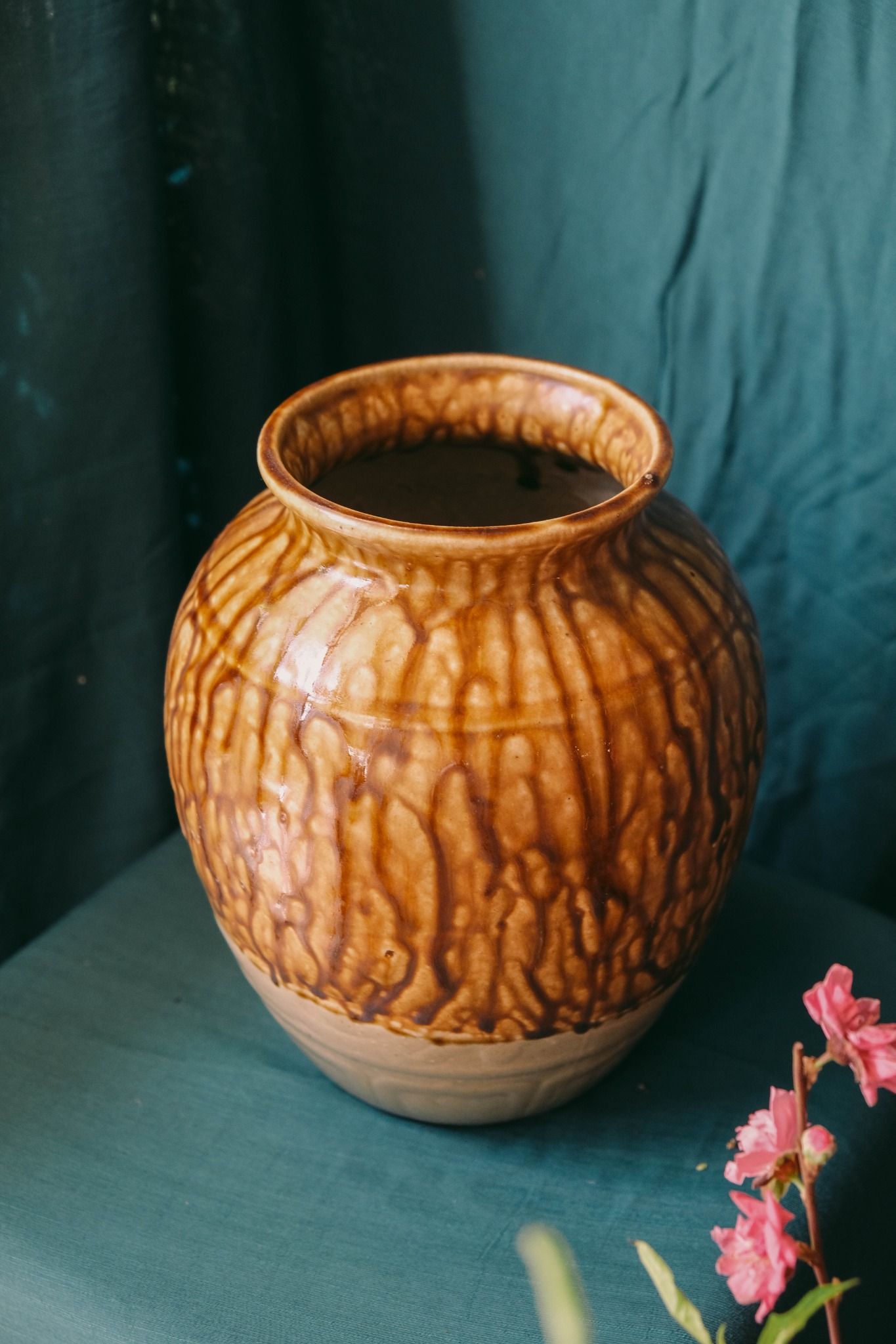 Lọ hoa nâu dáng tròn