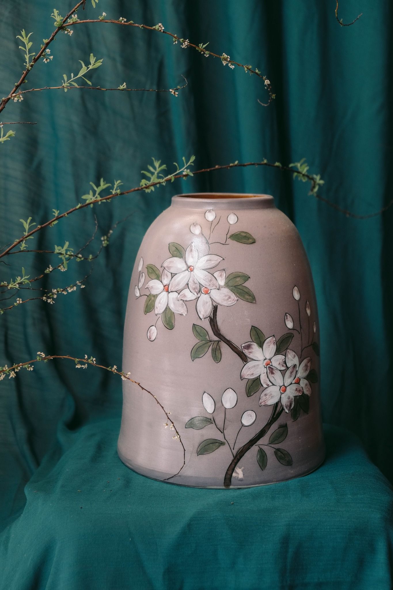 Lọ hoa độc bản- nhành hoa trắng