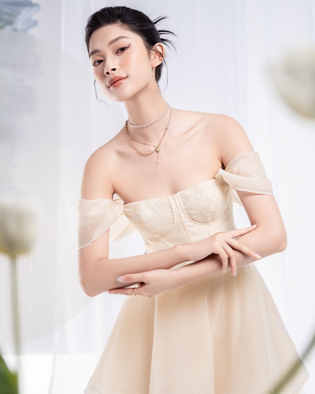 Set áo croptop cùng chân váy maxi đen xẻ tà