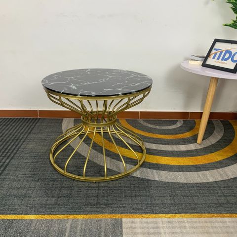  Bàn sofa đồng hồ cát - Mặt kính đen, chân sắt vàng nhũ 