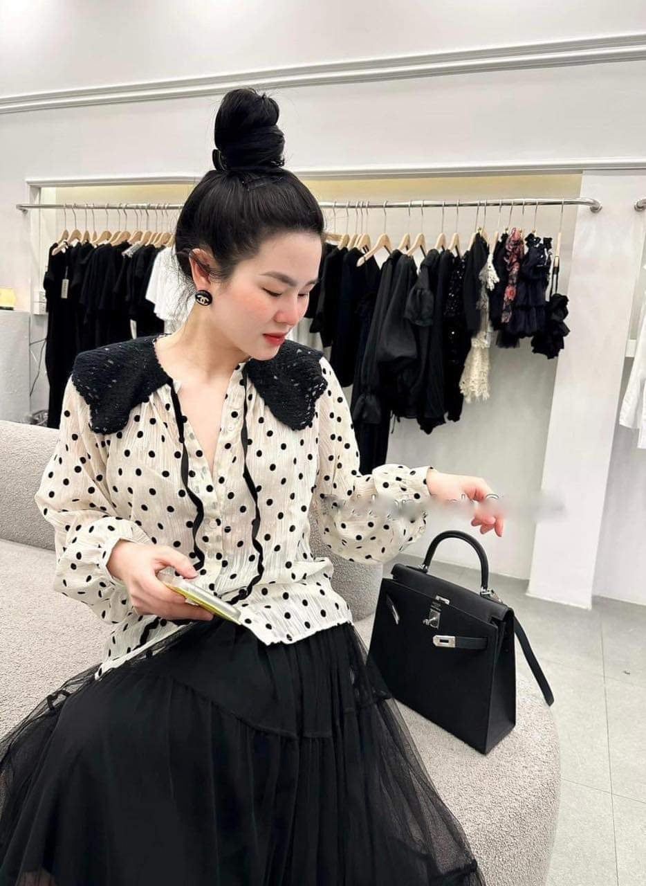  Sơ mi chấm bi cổ đen 