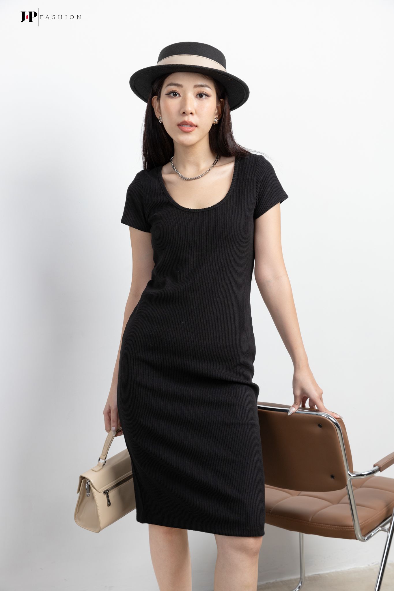 Đầm kiểu ngắn tay