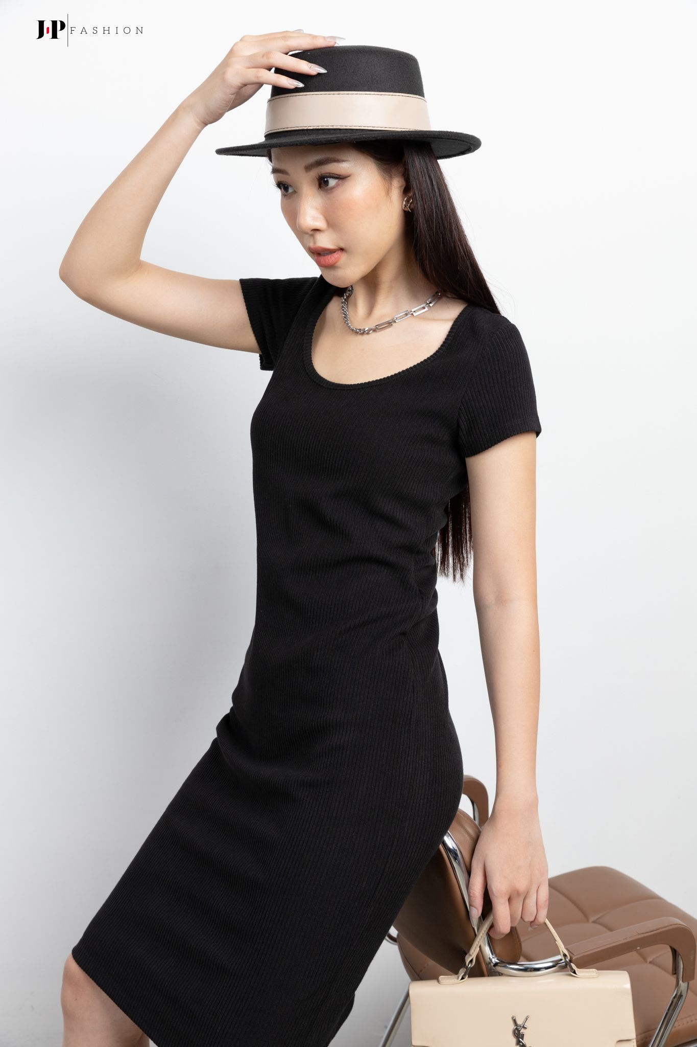 Đầm kiểu ngắn tay