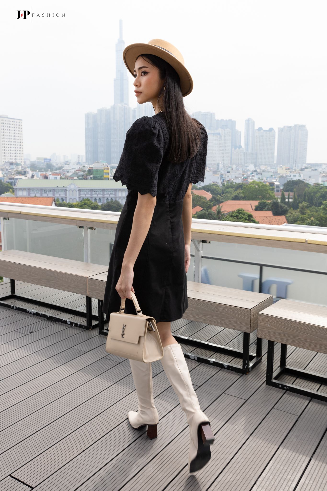 Đầm kiểu ngắn tay