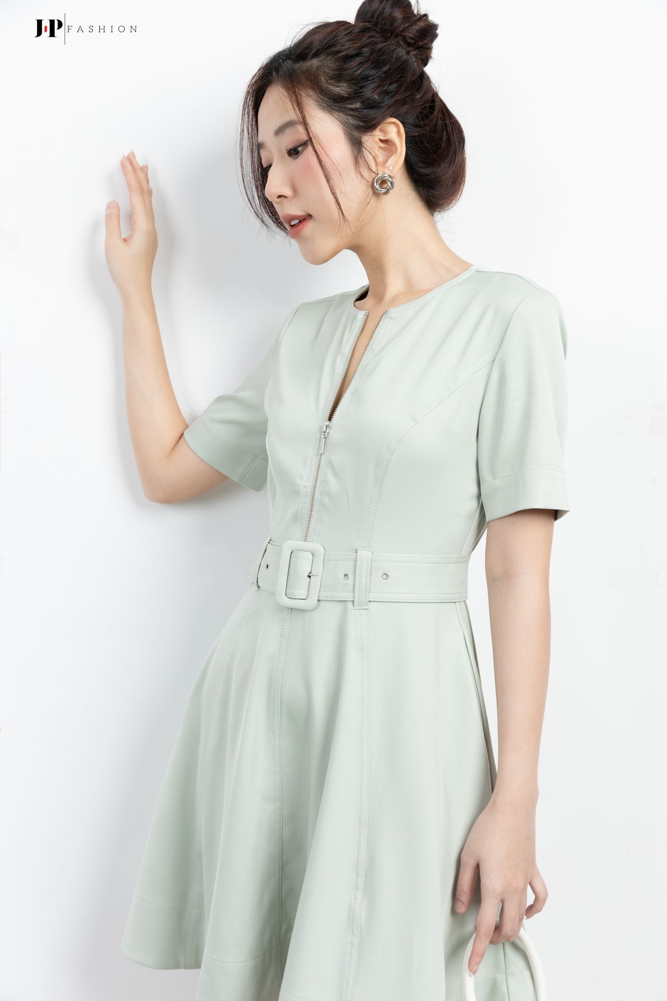 Đầm kiểu ngắn tay
