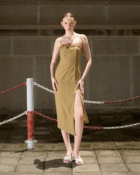 đầm dây xẻ tà phối belt ngực vàng nâu