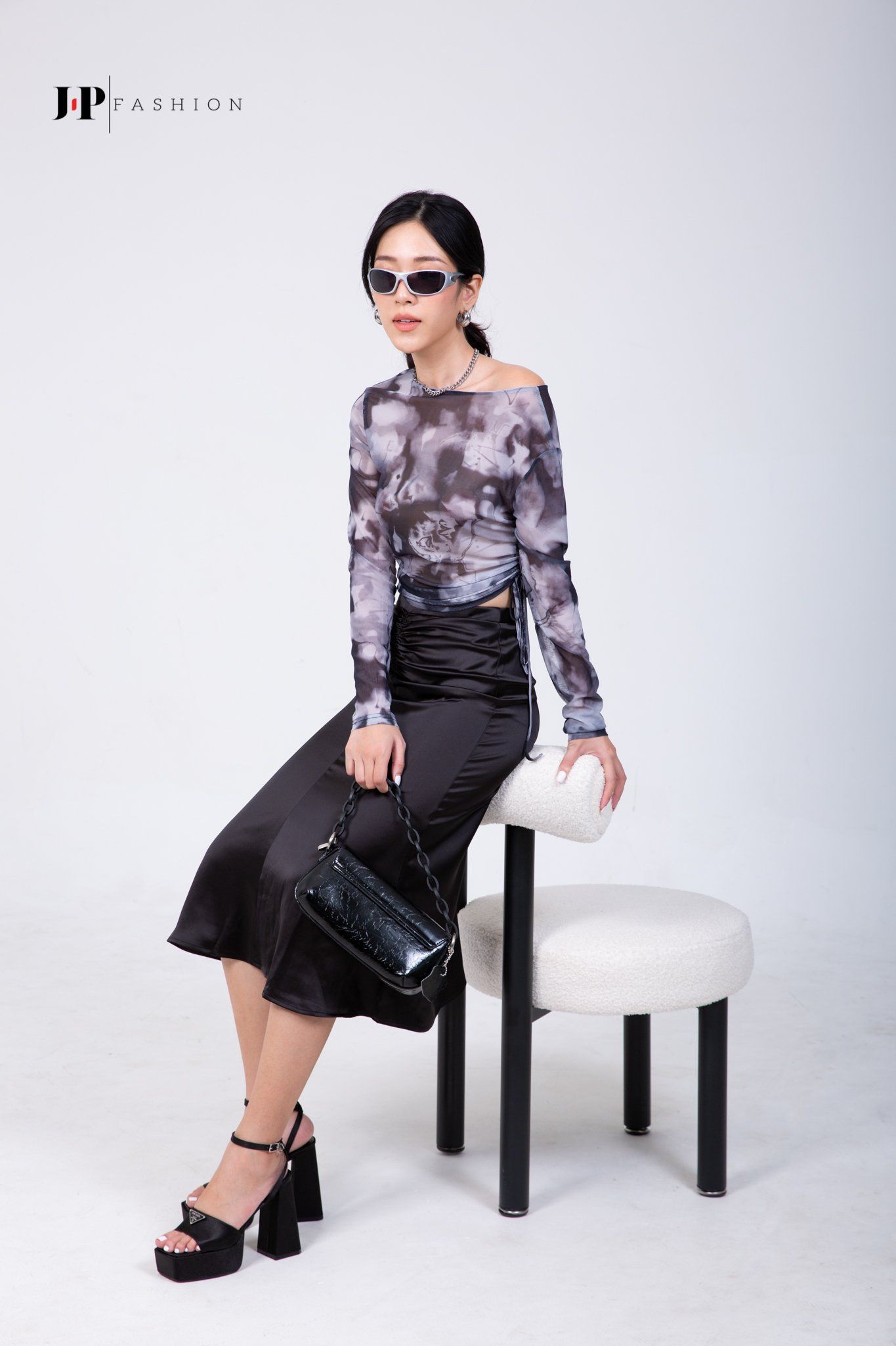 Váy lụa xòe