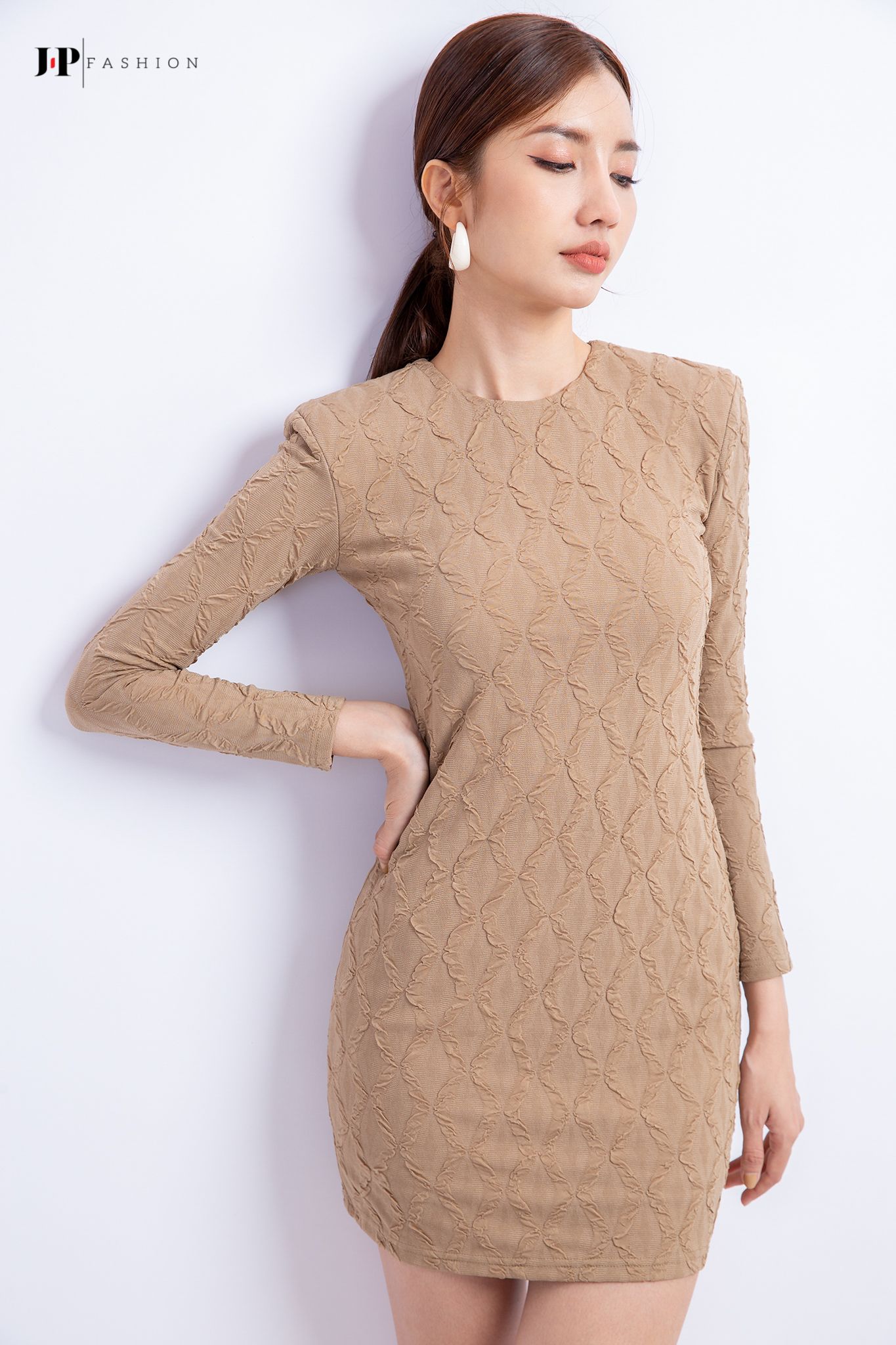 Đầm kiểu tay dài