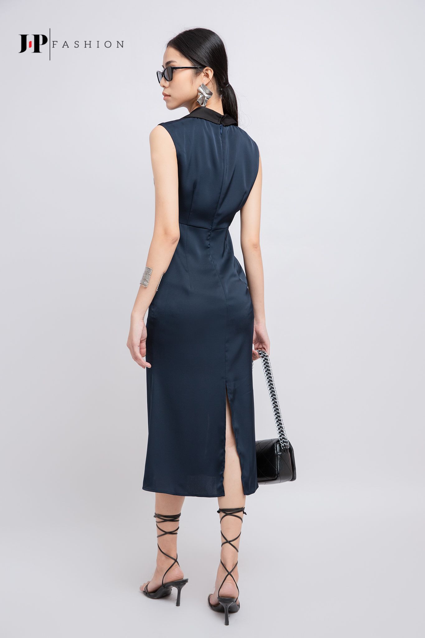 Đầm kiểu xẻ tà