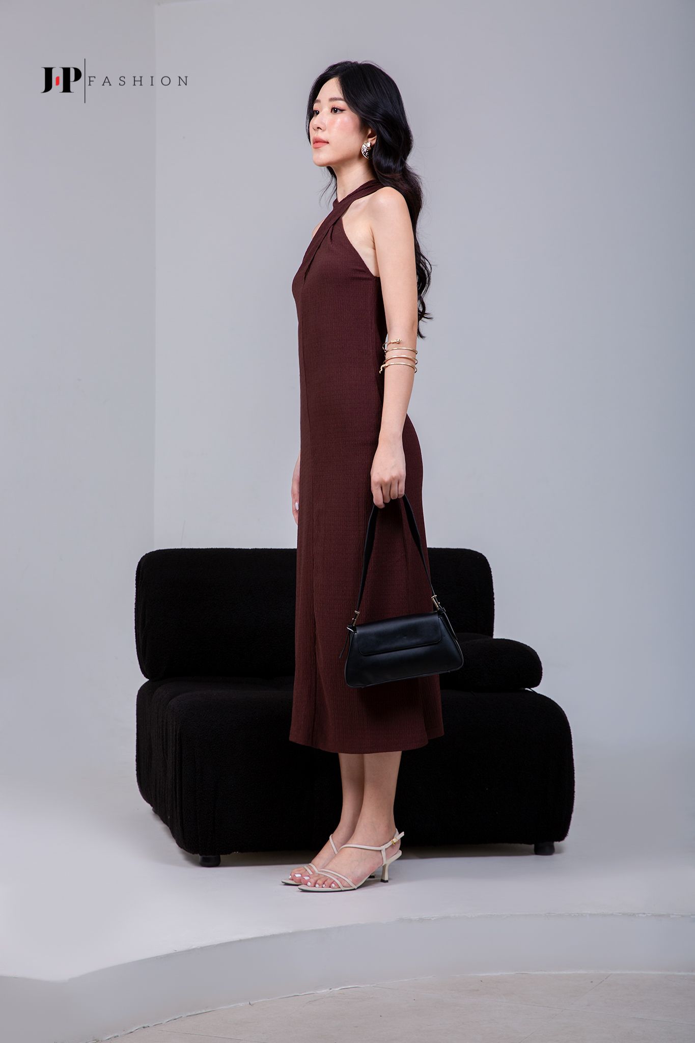 Đầm cổ yếm