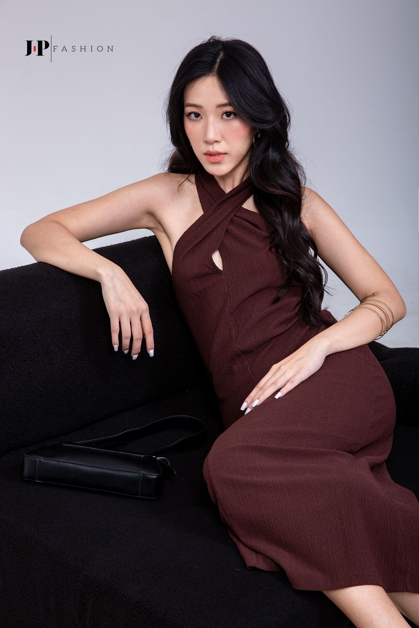 Đầm cổ yếm