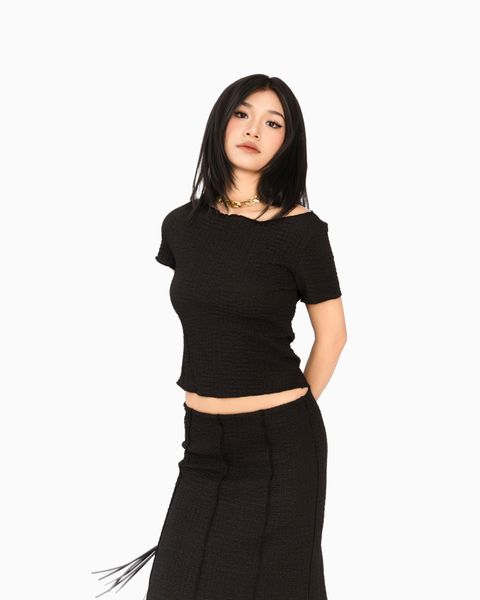 áo thun trễ vai form ôm màu đen