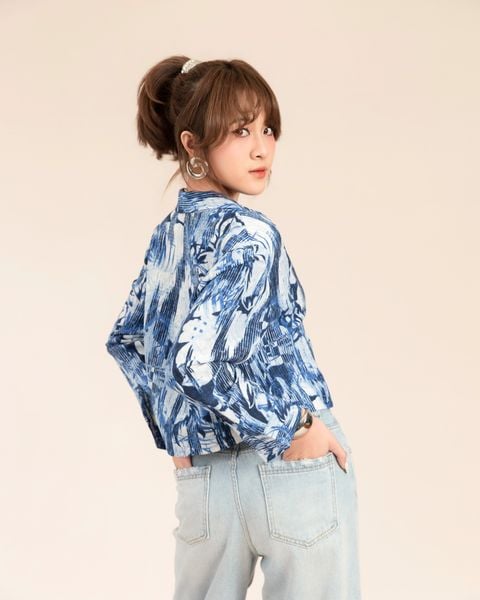áo sơ mi crotop linen in hoa tiết trắng xanh