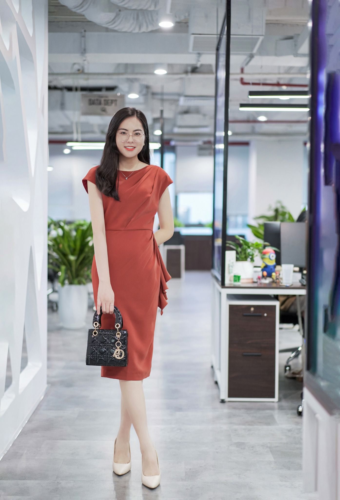 Chân váy A dài cam đất hạ tiết hoa