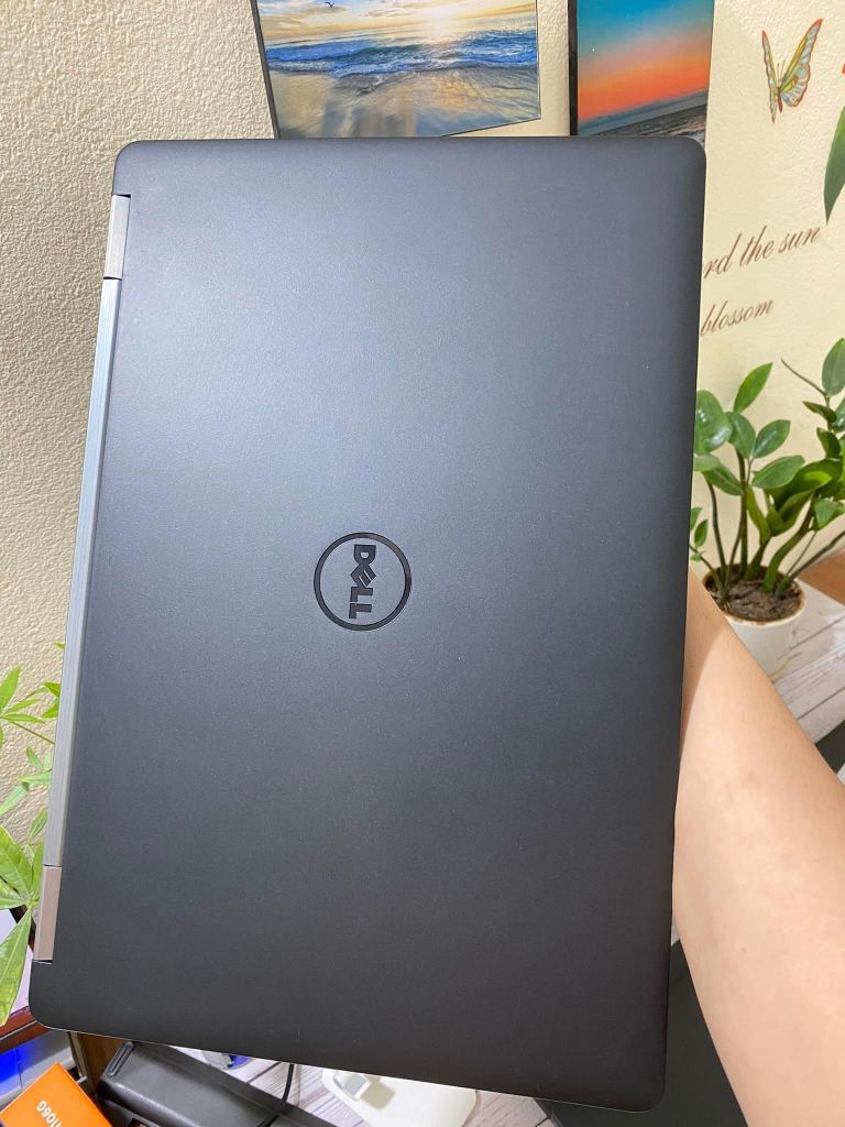 Dell Latitude E 5570   Core i7  6820HQ   - 8Gb -SSD 256 - 15,6