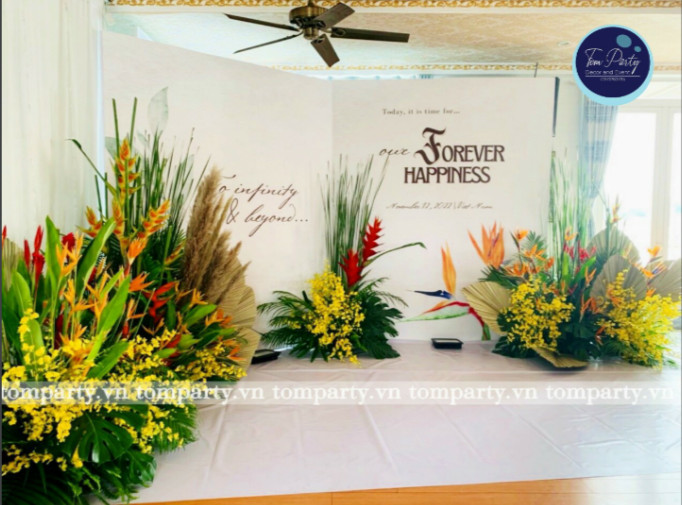 Một câu chuyện tình lãng mạn viết lên một cuốn sách. Happy wedding Gia công và dựng Backgrop: Tom Party Ý tưởng và thiết kế: Cô Dâu Cắm hoa