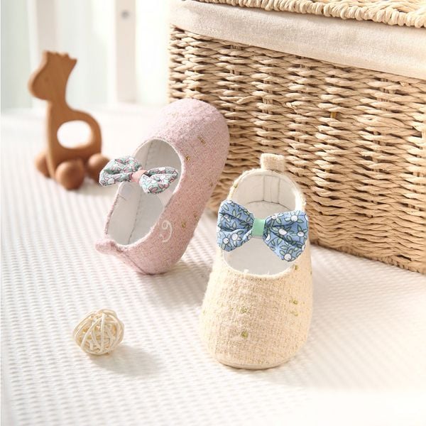 Giày tập đi bé gái chất liệu satin, quai có nơ, đế trống trượt