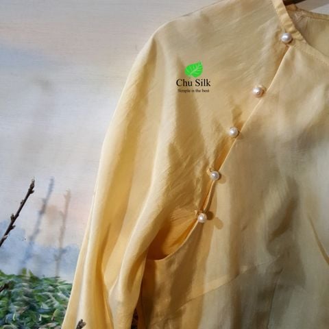  Áo dài lụa form ngắn màu vàng 