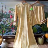  Áo dài lụa vàng thêu hoa đào 