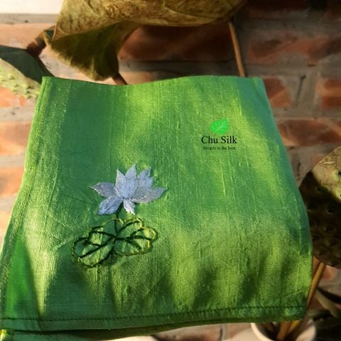  Khăn mùi xoa tơ tằm thêu tay_ màu xanh 