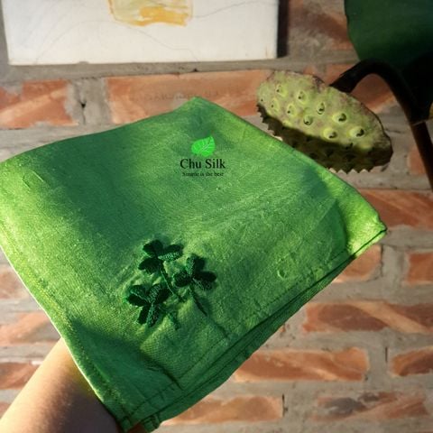  Khăn mùi xoa tơ tằm thêu tay_ màu xanh 