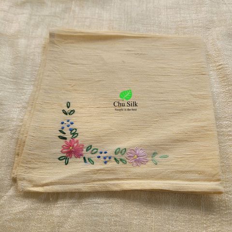  Khăn mùi xoa  tơ tằm thêu tay_ màu vàng 
