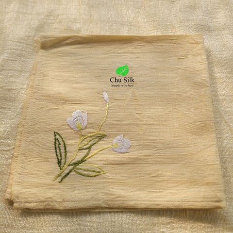  Khăn mùi xoa  tơ tằm thêu tay_ màu vàng 