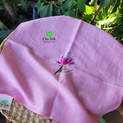  Khăn mùi xoa tơ tằm thêu tay- Màu hồng 