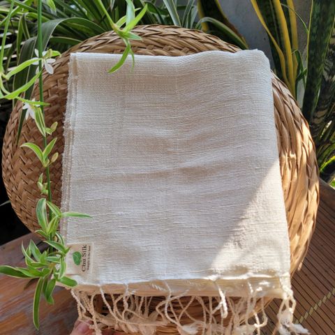  Quà tặng ấn tượng cho đối tác nước ngoài_Khăn choàng cổ 2 dòng tơ nguyên bản đặc biệt 