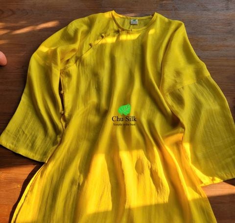  Áo dài xưa cổ kiềng tròn màu vàng tươi 