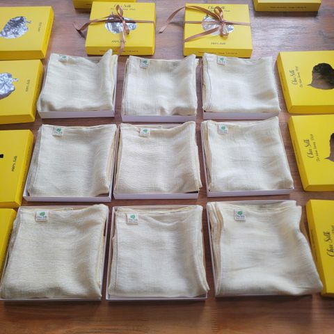  Quà tặng ấn tượng cho đối tác nước ngoài_Set khăn mặt và khăn tắm tơ tằm 