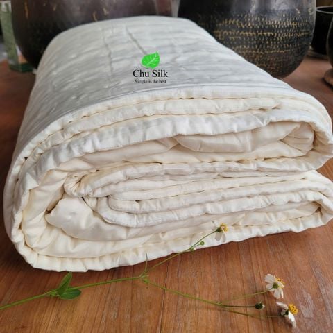  Chăn tơ tằm do con tằm tự dệt chần khâu tay cho mùa hè thu miền Bắc và quanh năm trong nam (với nền nhiệt độ đêm 18-25 độ) cỡ 2.2*2.4m nặng 1.2kg tơ 