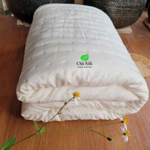  Chăn tơ tằm do con tằm tự dệt chần khâu tay cho mùa hè thu miền Bắc và quanh năm trong nam (với nền nhiệt độ đêm 18-25 độ) cỡ 2.2*2.4m nặng 1.2kg tơ 