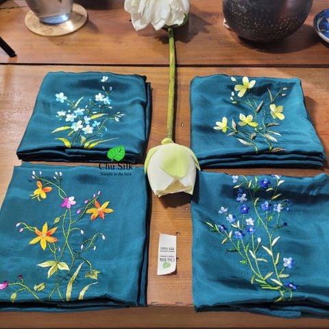  KHĂN CHOÀNG LỤA TƠ TẰM THÊU TAY _ MÀU XANH CỔ VỊT 